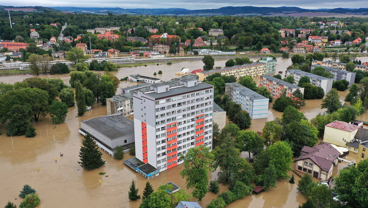 PCK, Caritas, siepomaga.pl, Gmina Kłodzko prowadzą zbiórki dla powodzian.